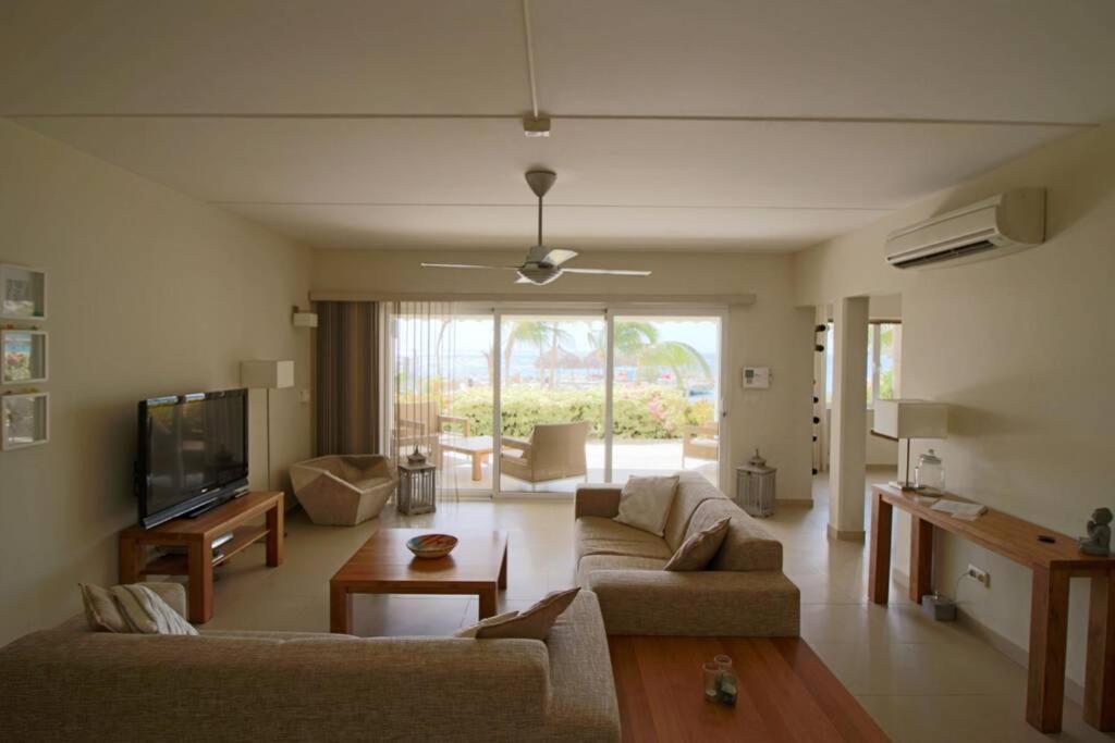Blue Emerald On Blue Bay Beach Exterior foto